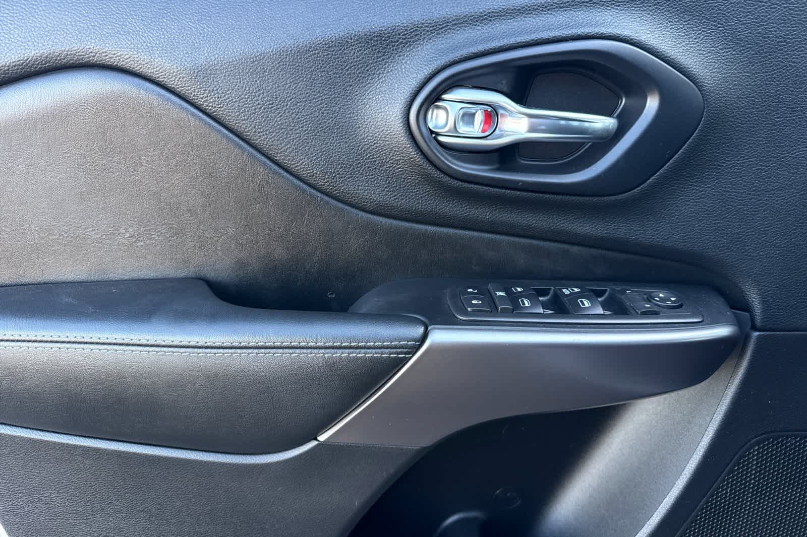 Thumbnail: 2019 Jeep Cherokee - 12