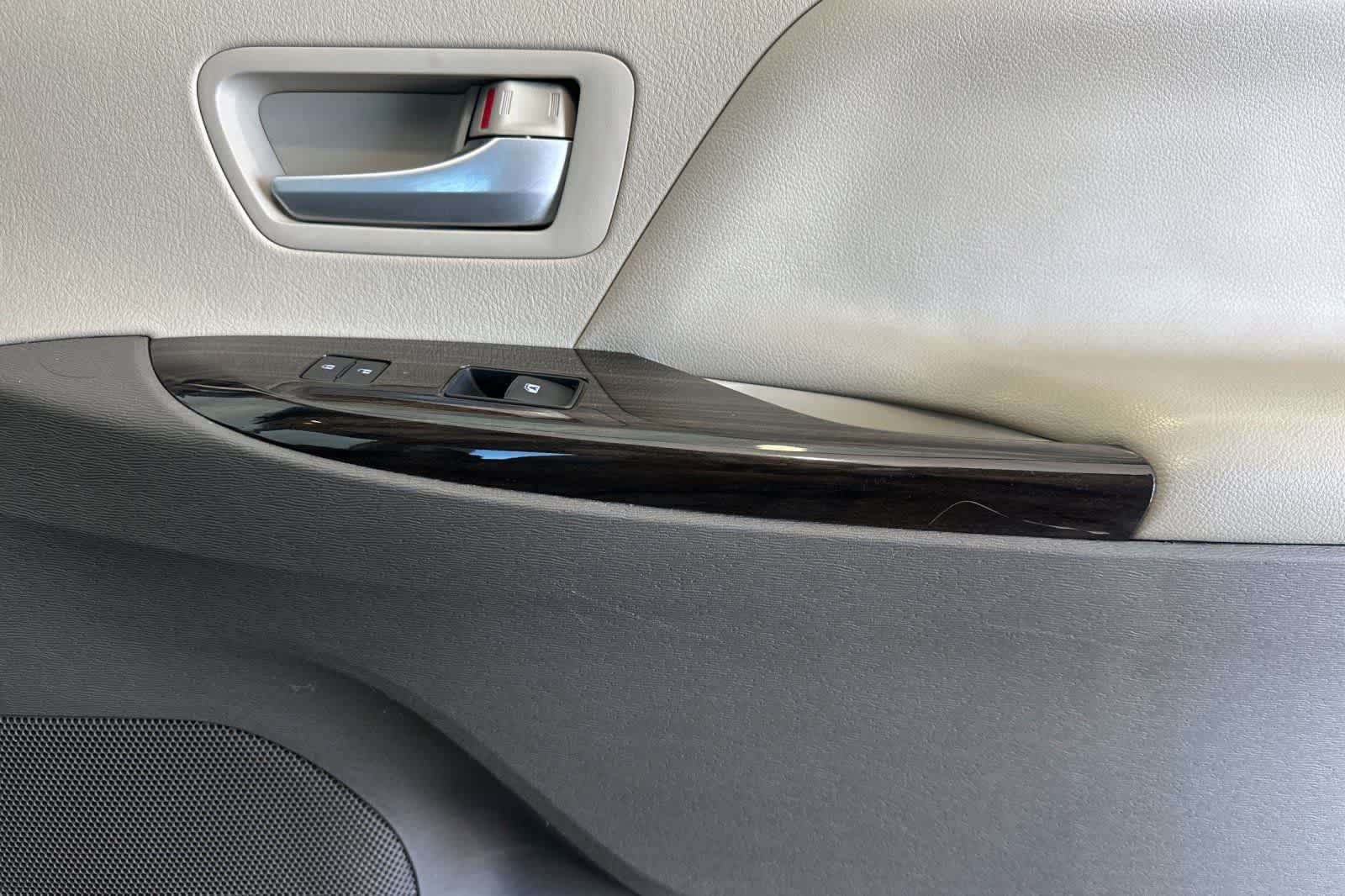 Thumbnail: 2015 Toyota Sienna - 19