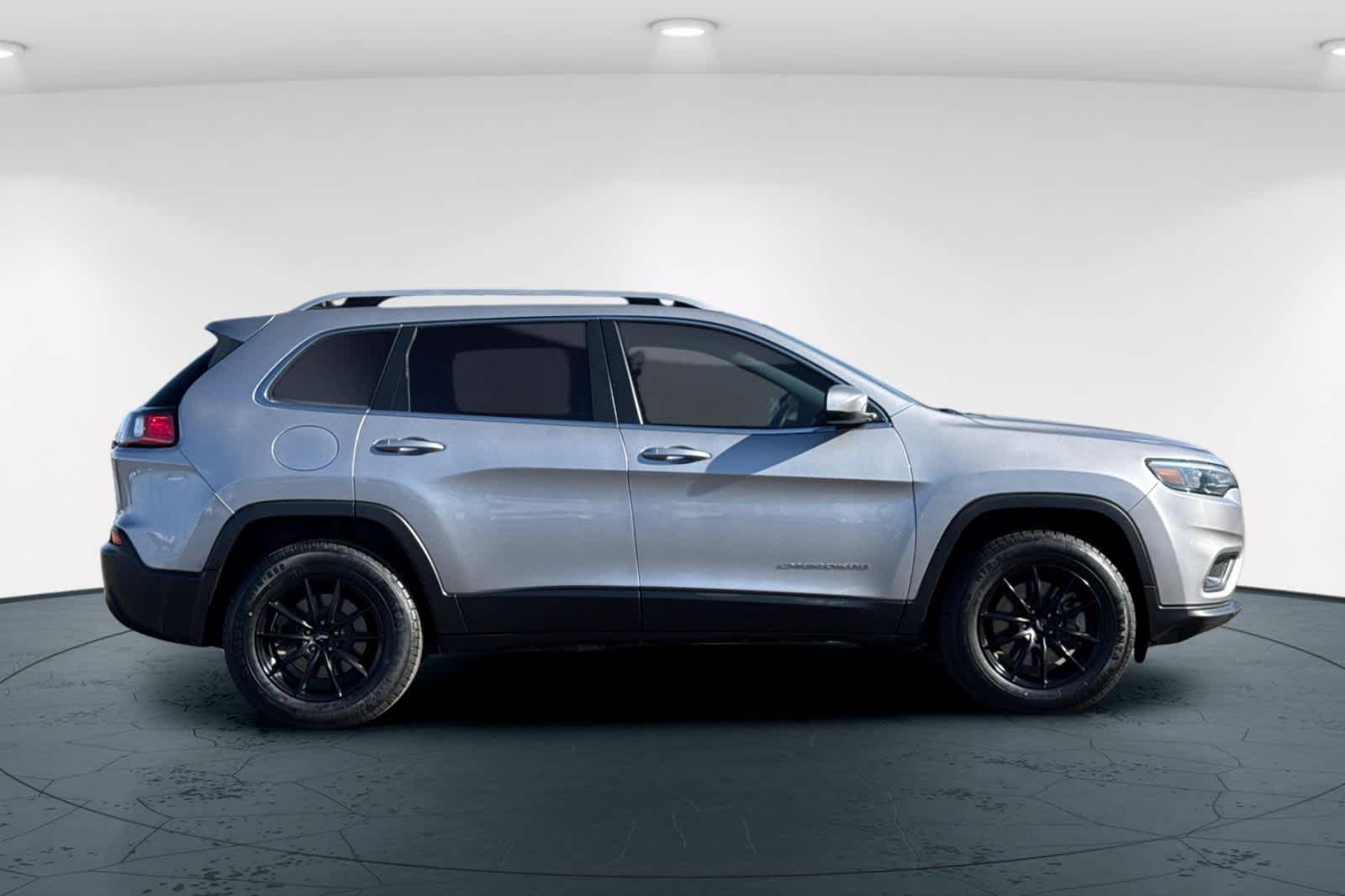 Thumbnail: 2019 Jeep Cherokee - 6