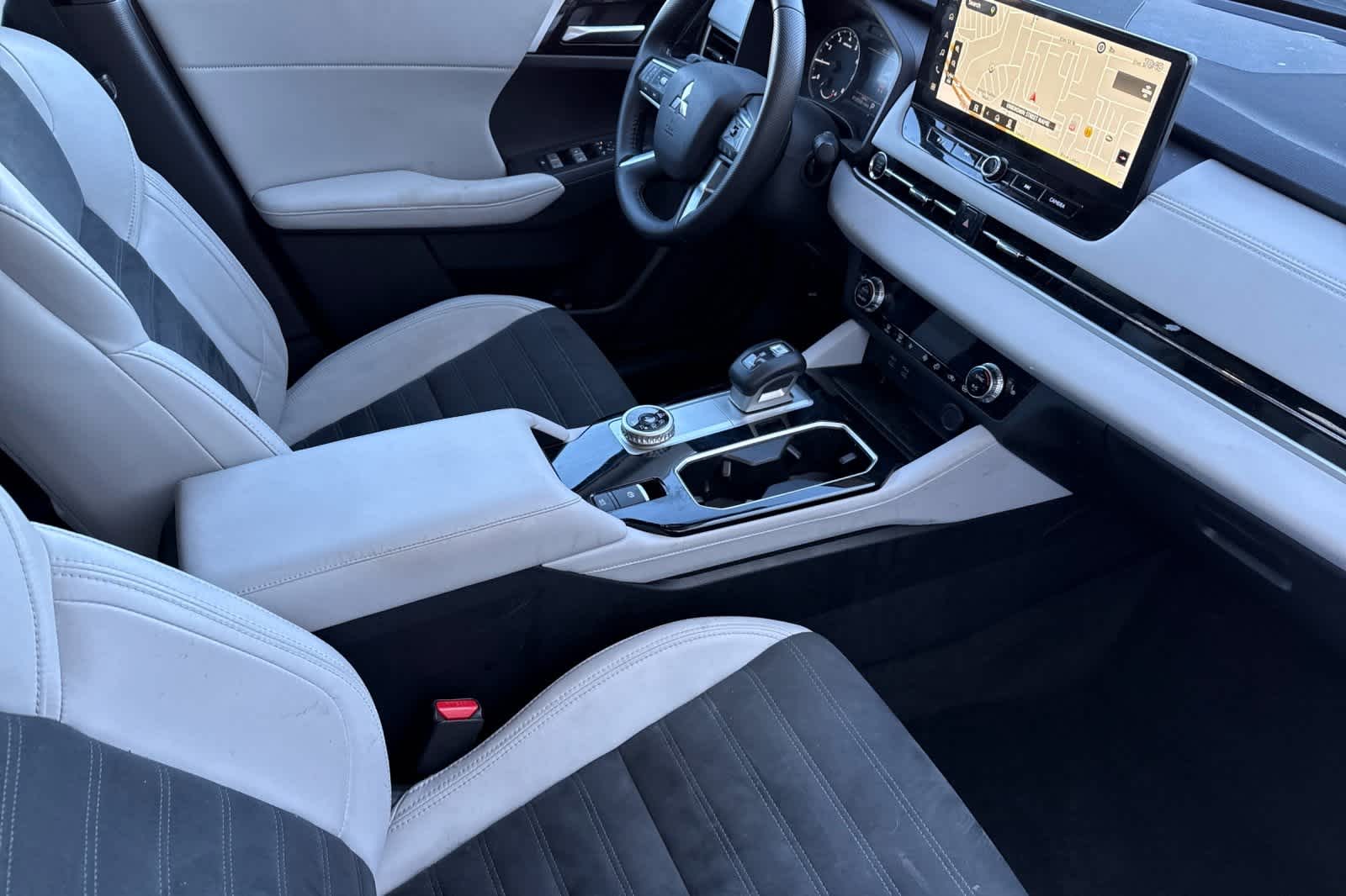 Thumbnail: 2025 Mitsubishi Outlander - 17