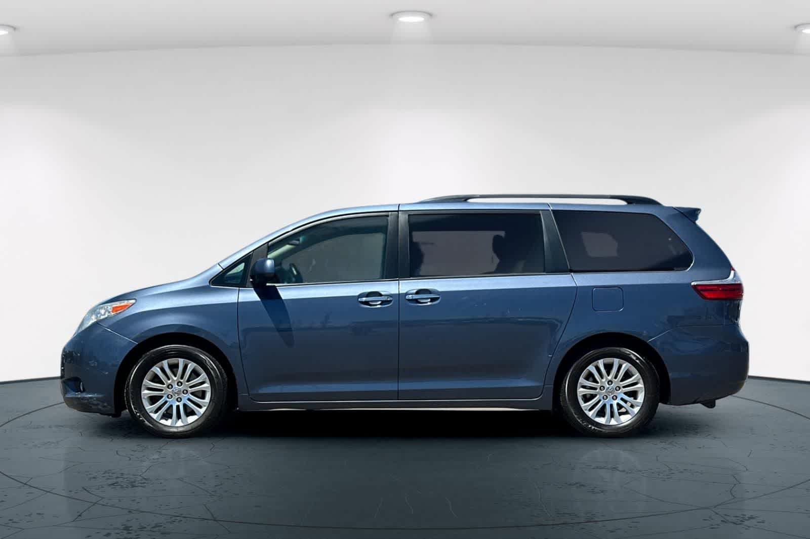 Thumbnail: 2015 Toyota Sienna - 9