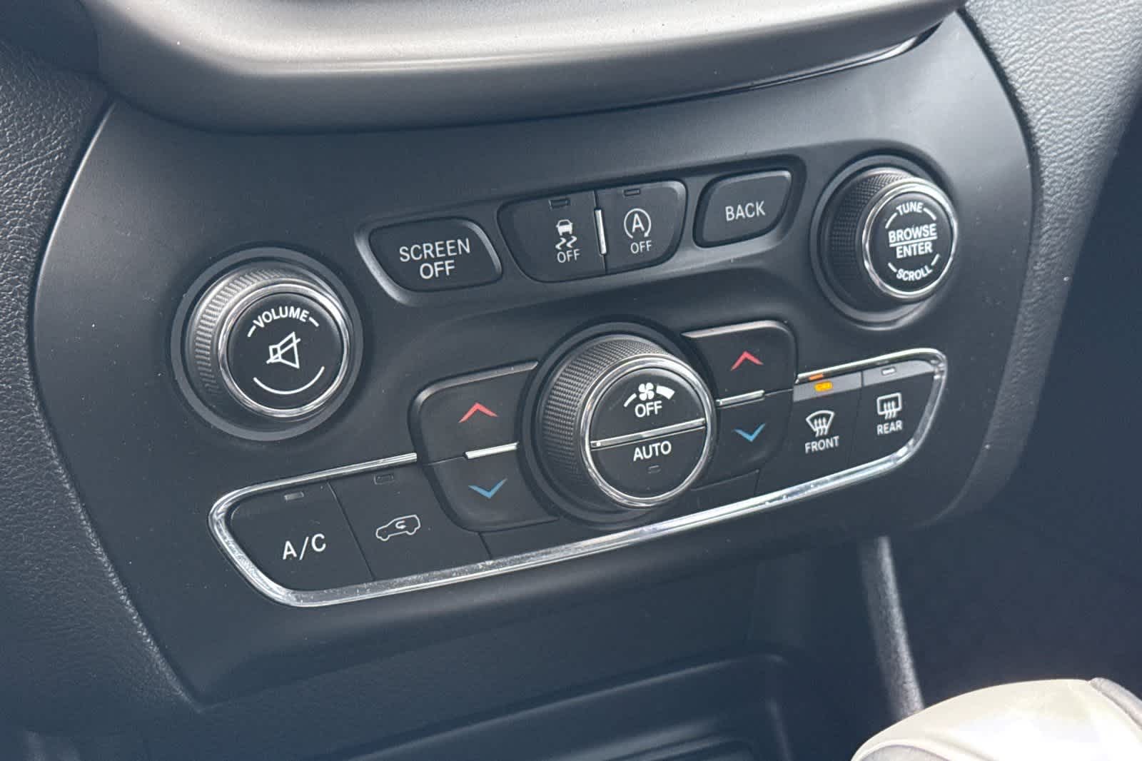 Thumbnail: 2018 Jeep Cherokee - 23