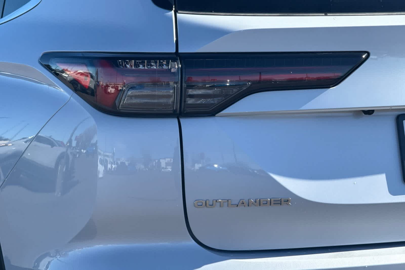 Thumbnail: 2025 Mitsubishi Outlander - 32