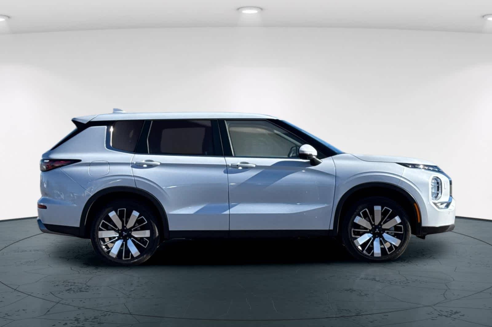 Thumbnail: 2025 Mitsubishi Outlander - 6