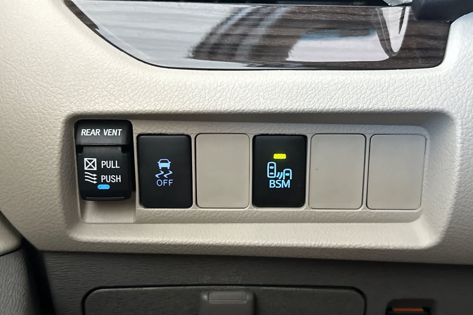 Thumbnail: 2015 Toyota Sienna - 33
