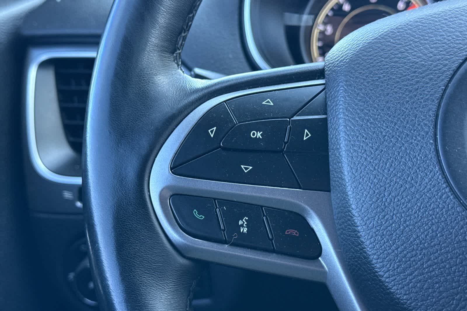 Thumbnail: 2019 Jeep Cherokee - 25