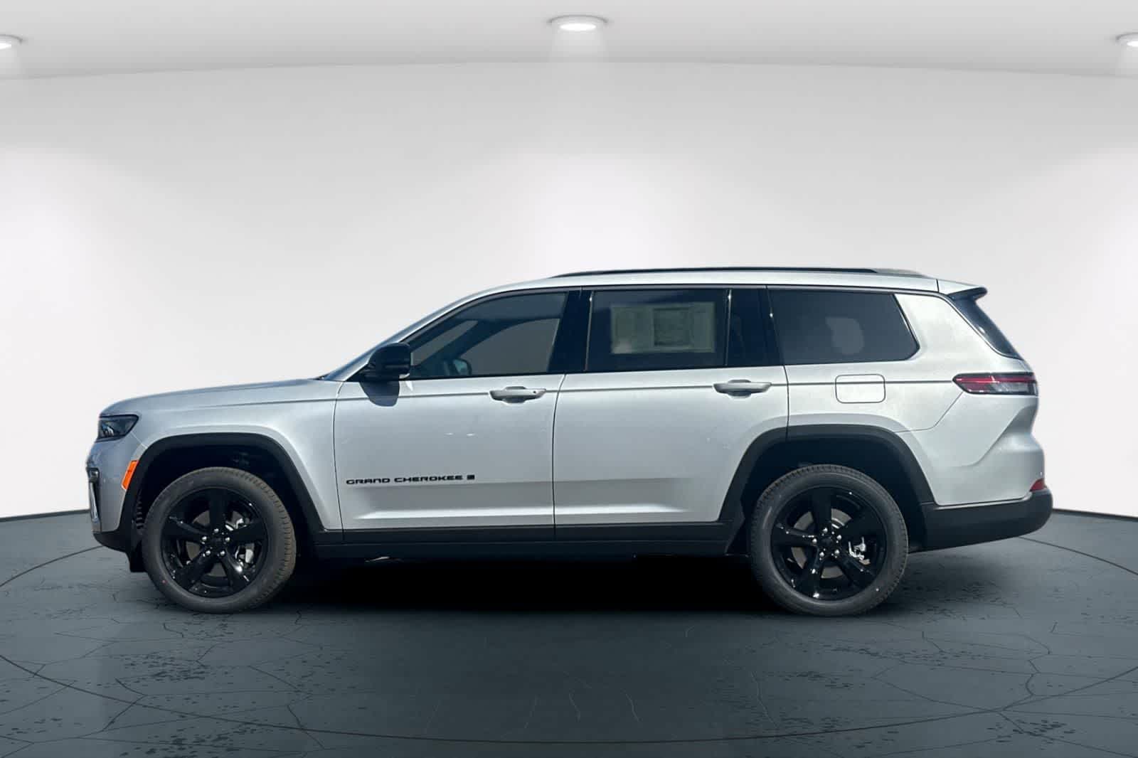 Thumbnail: 2026 Jeep Grand Cherokee - 9