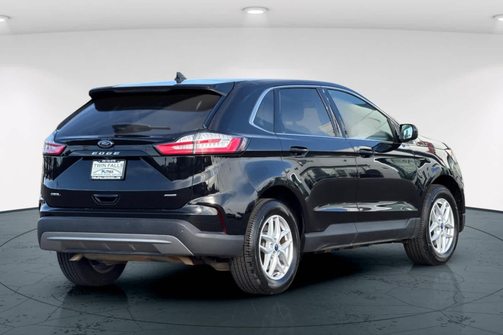 2022 Ford Edge SEL photo 2