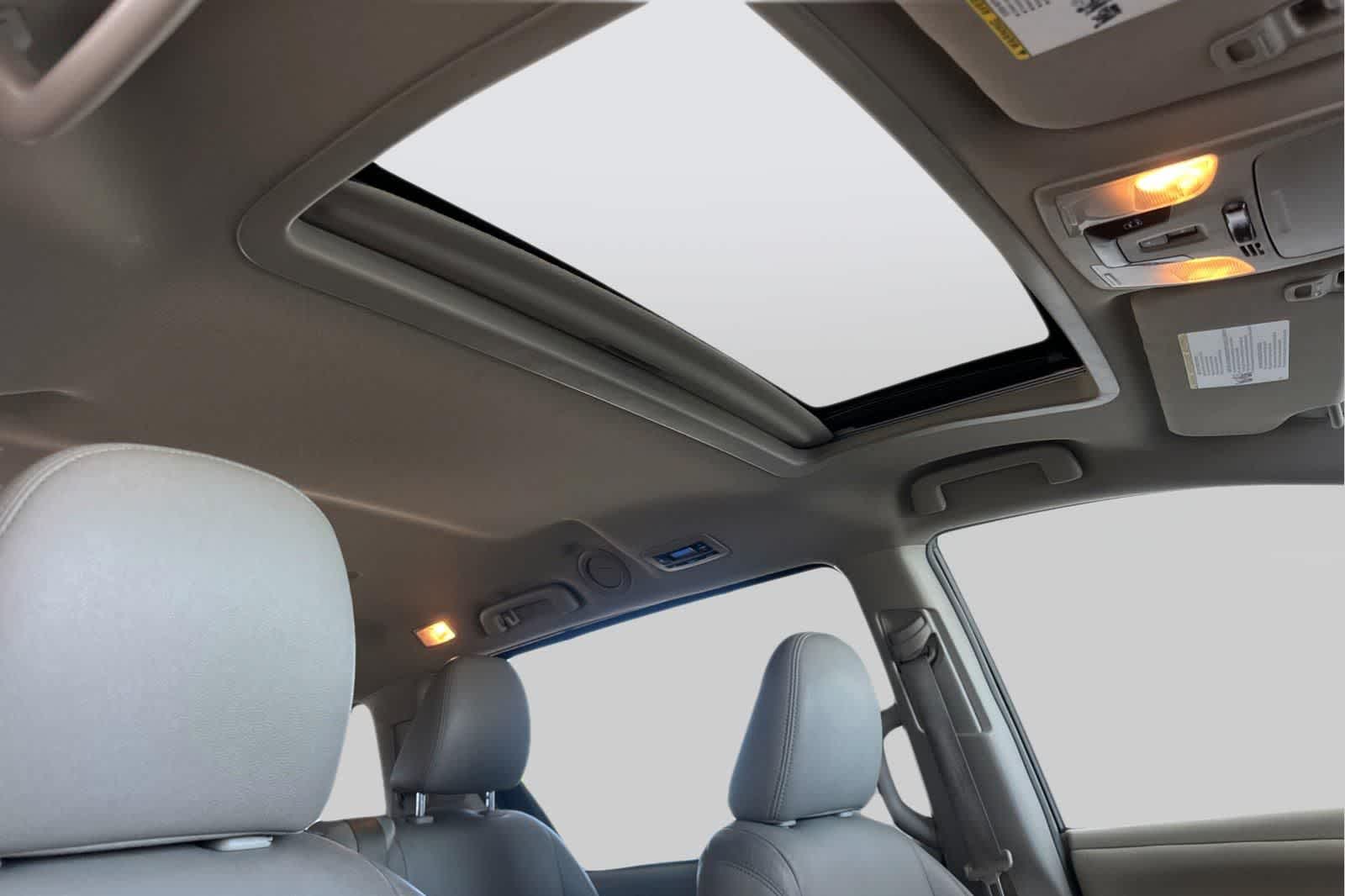 Thumbnail: 2015 Toyota Sienna - 18