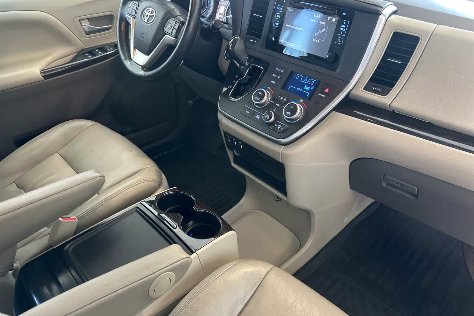 Thumbnail: 2015 Toyota Sienna - 17