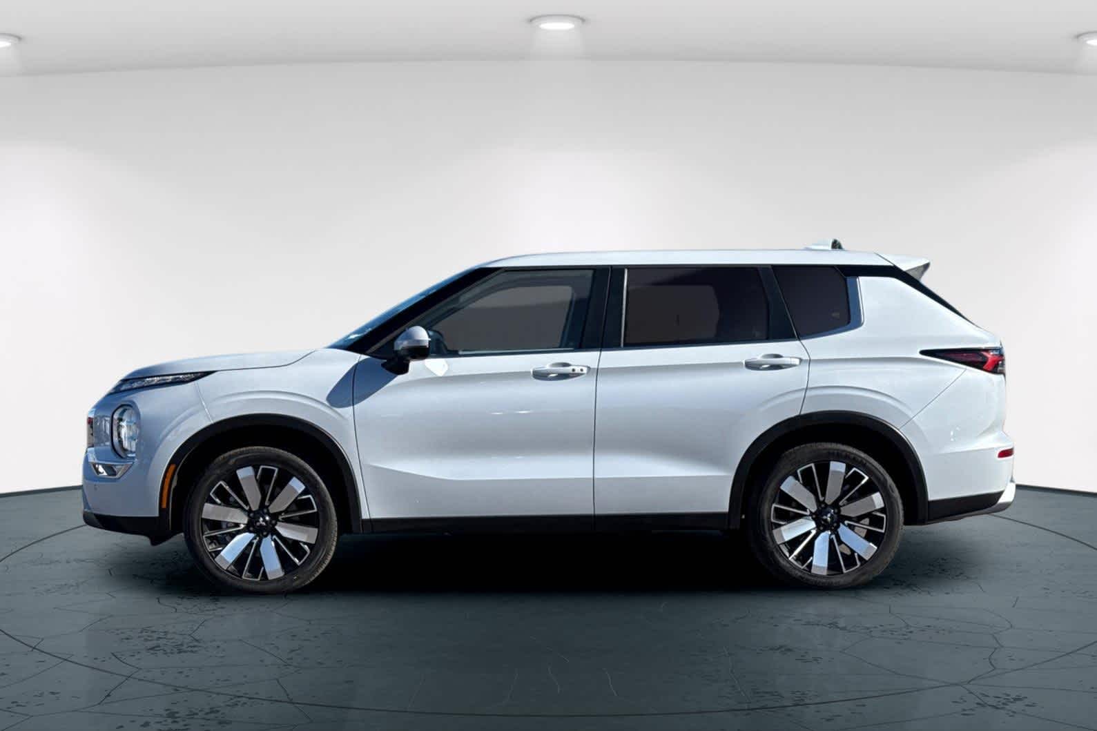 Thumbnail: 2025 Mitsubishi Outlander - 9