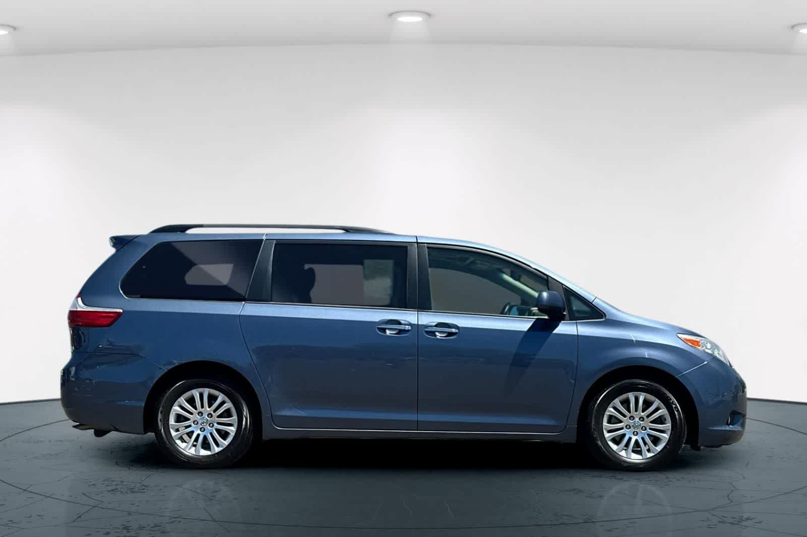Thumbnail: 2015 Toyota Sienna - 6