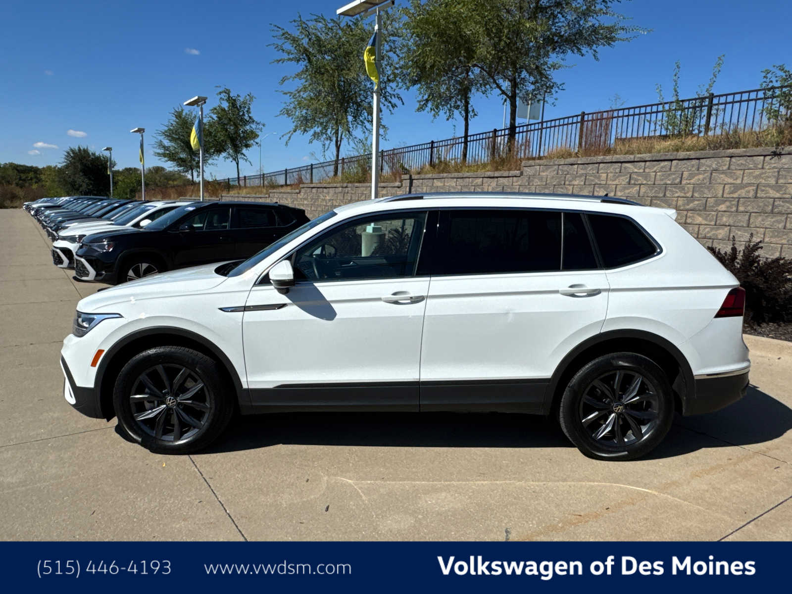 Thumbnail: 2022 Volkswagen Tiguan - 1