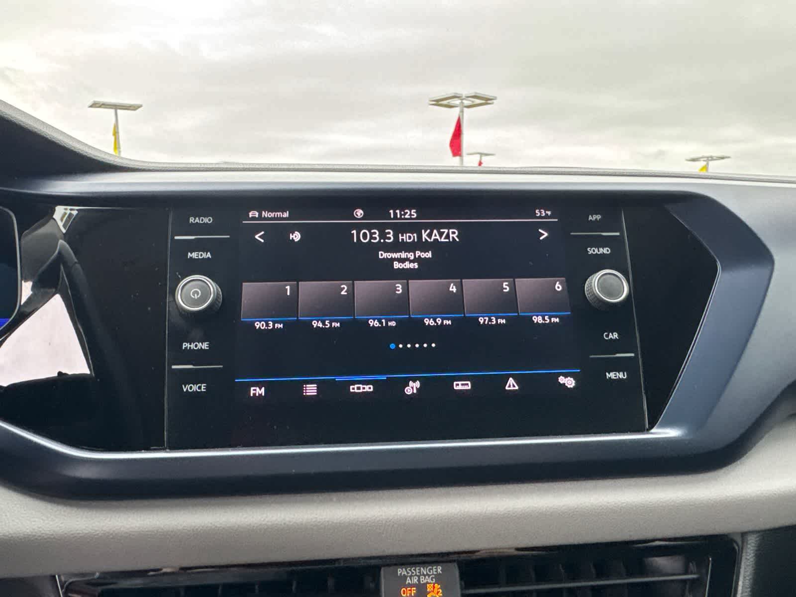 Thumbnail: 2022 Volkswagen Taos - 17