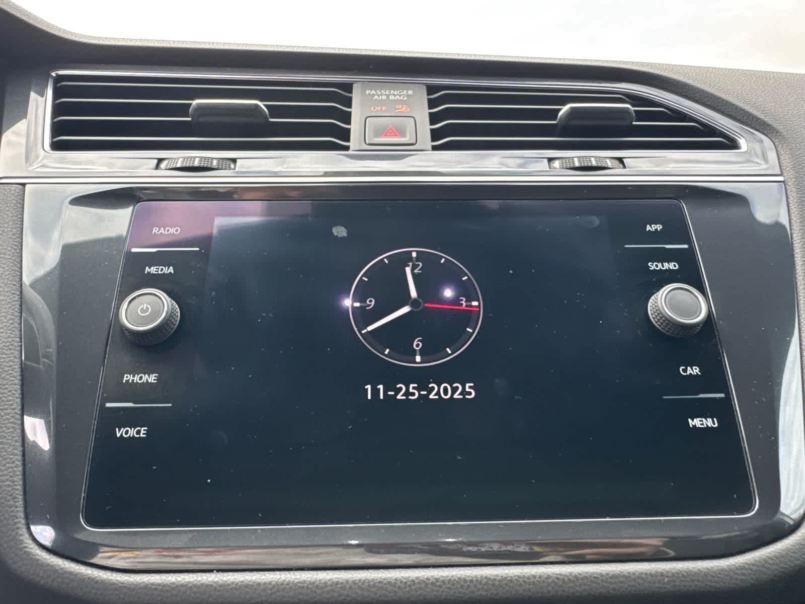 Thumbnail: 2022 Volkswagen Tiguan - 17