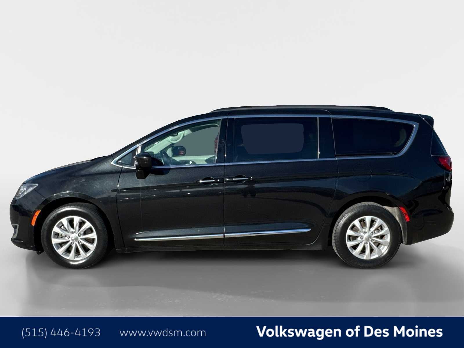 Thumbnail: 2017 Chrysler Pacifica - 4