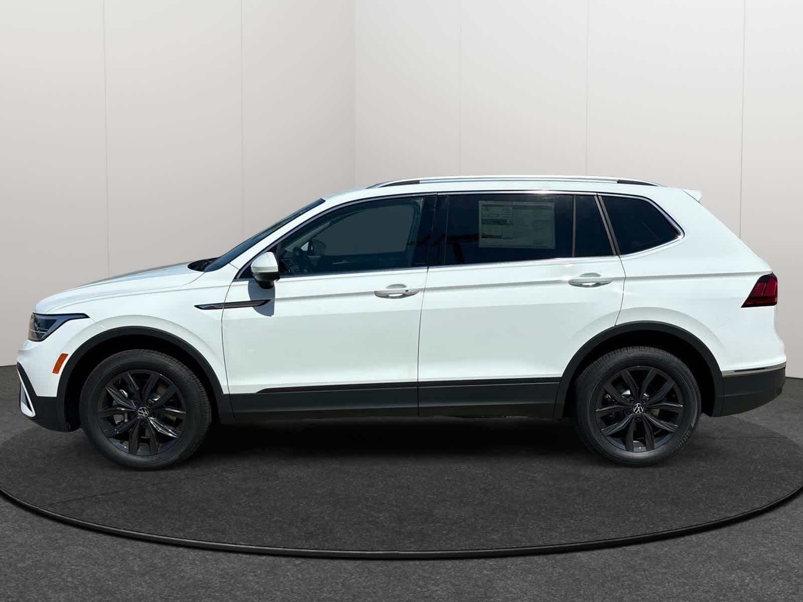 Thumbnail: 2024 Volkswagen Tiguan - 3