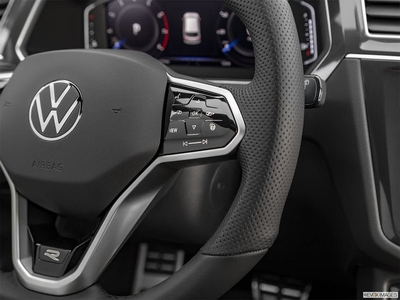 Thumbnail: 2022 Volkswagen Tiguan - 17