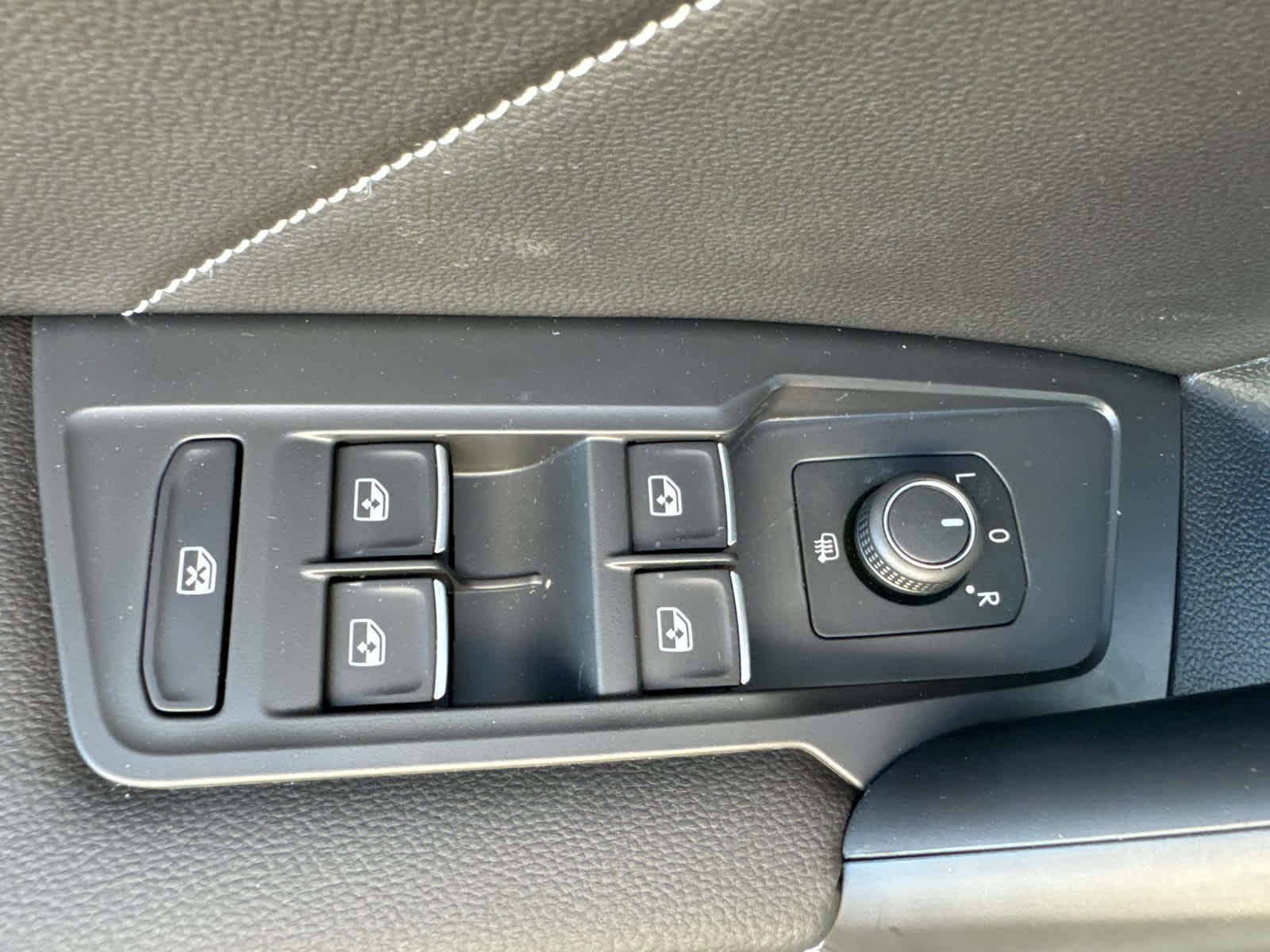 Thumbnail: 2024 Volkswagen Tiguan - 23