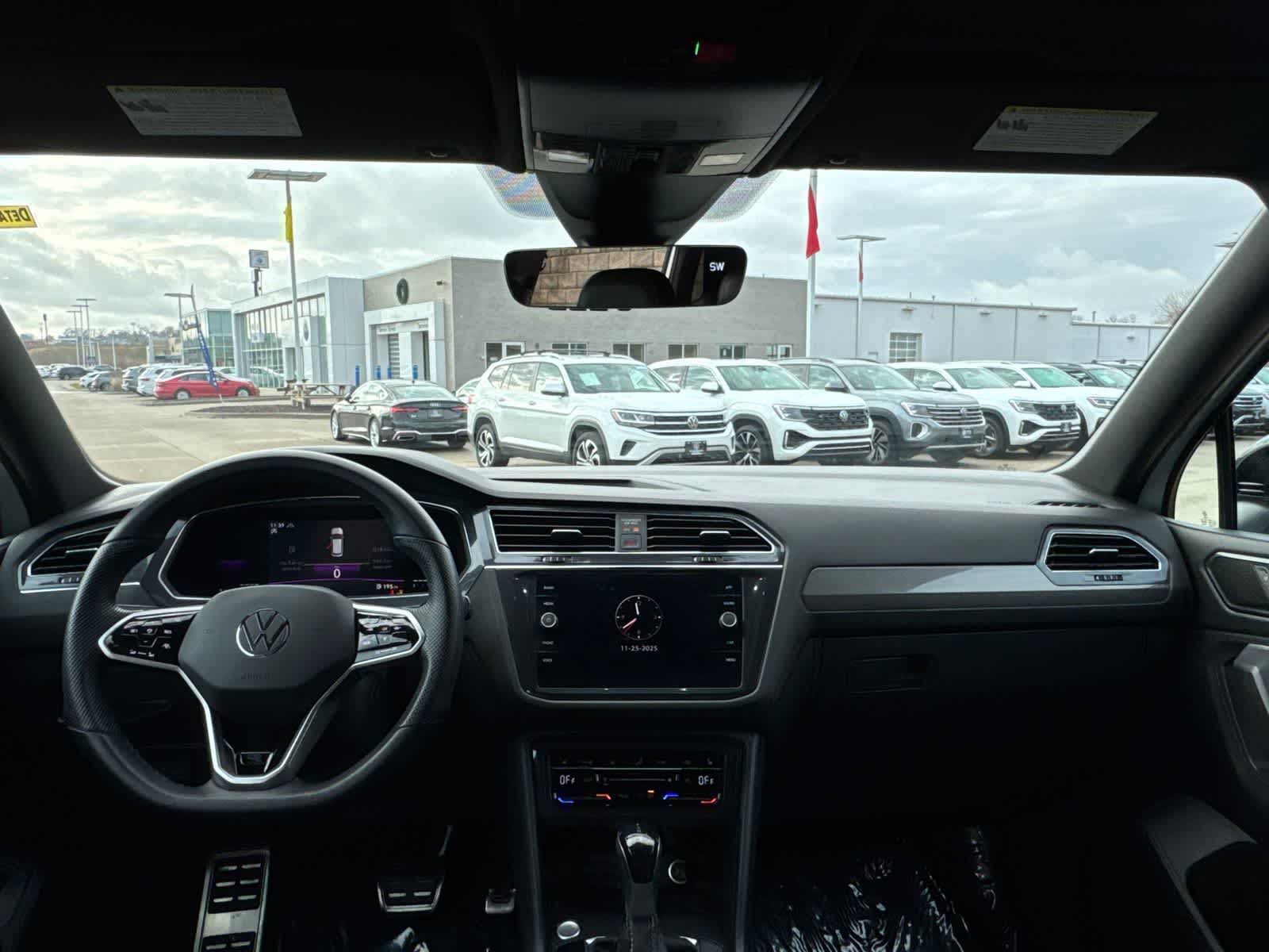 Thumbnail: 2022 Volkswagen Tiguan - 10