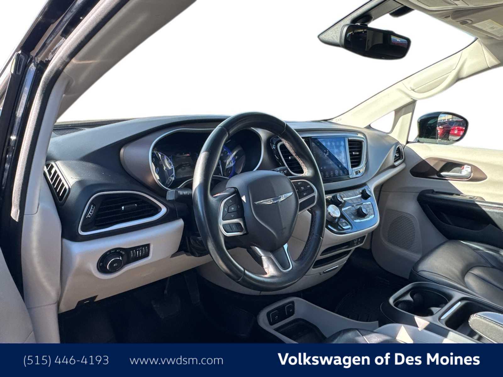 Thumbnail: 2017 Chrysler Pacifica - 3