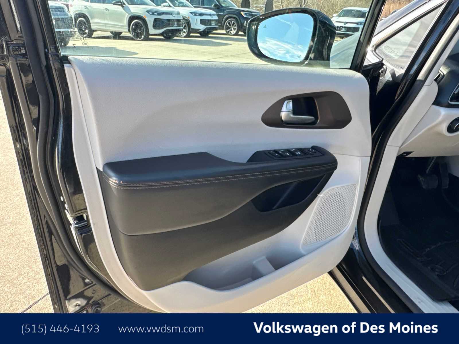 Thumbnail: 2017 Chrysler Pacifica - 23