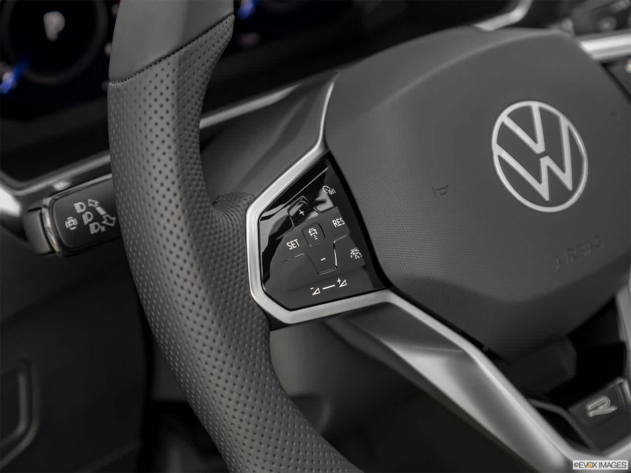 Thumbnail: 2022 Volkswagen Tiguan - 16