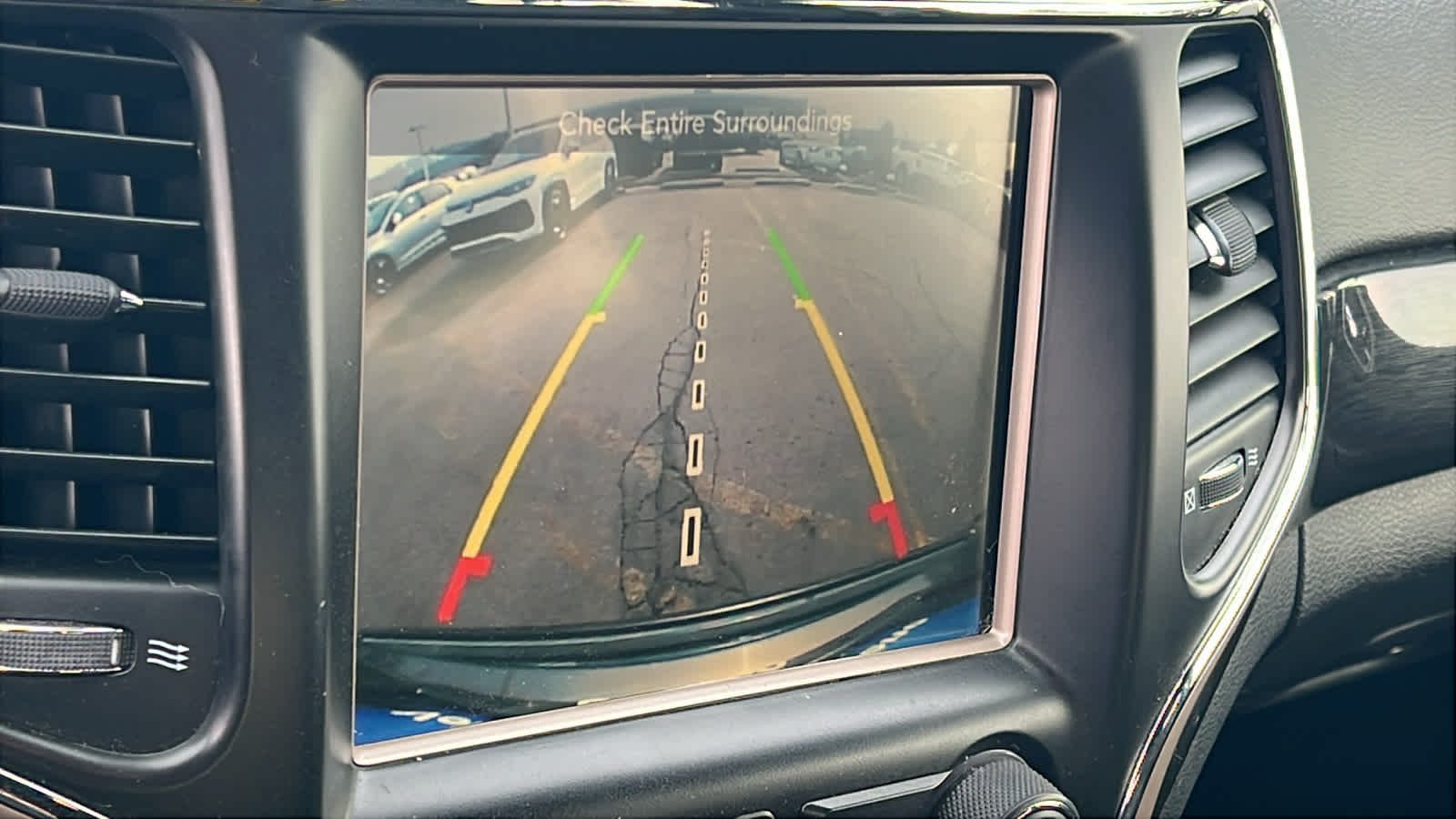 Thumbnail: 2017 Jeep Grand Cherokee - 16