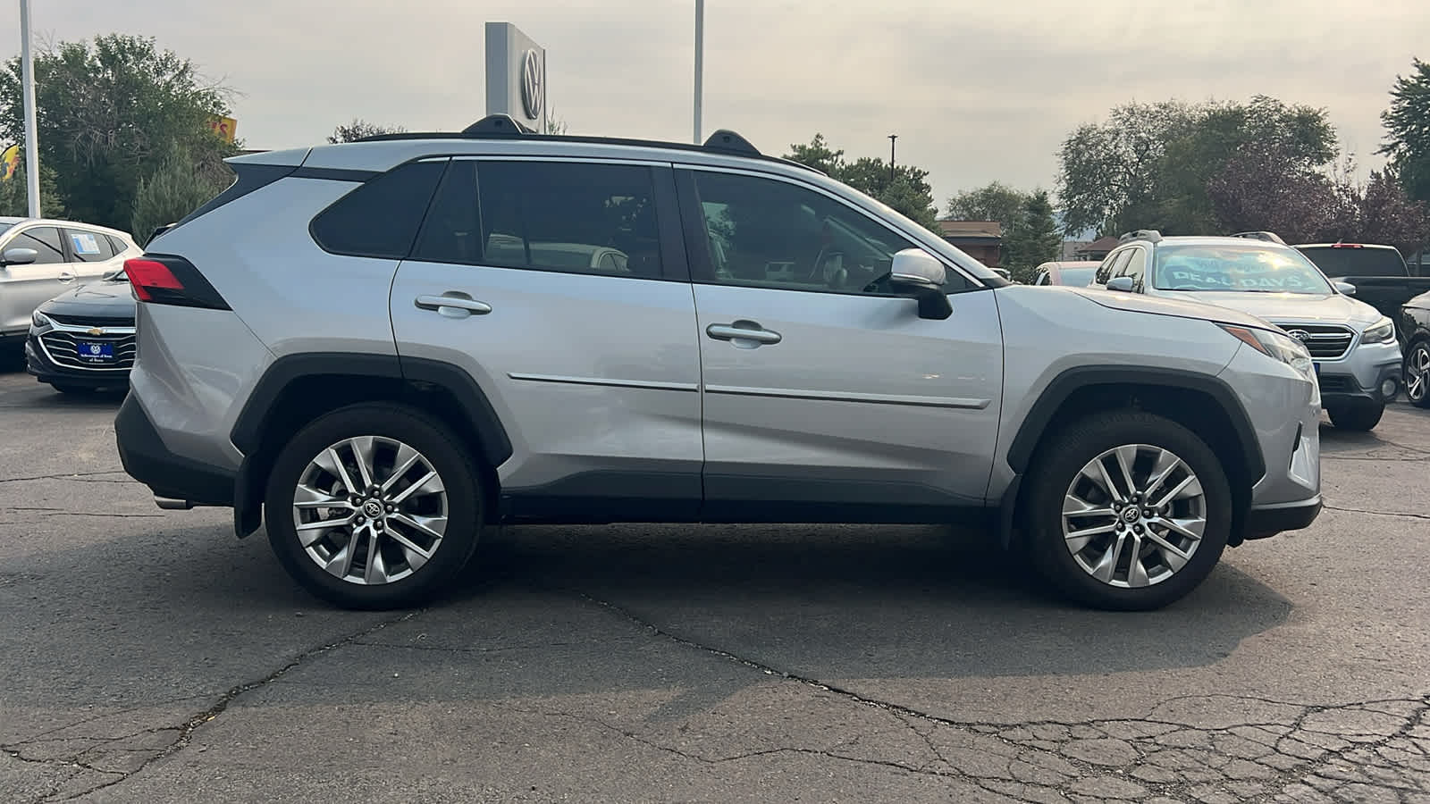 2023 Toyota RAV4 XLE Premium photo 4