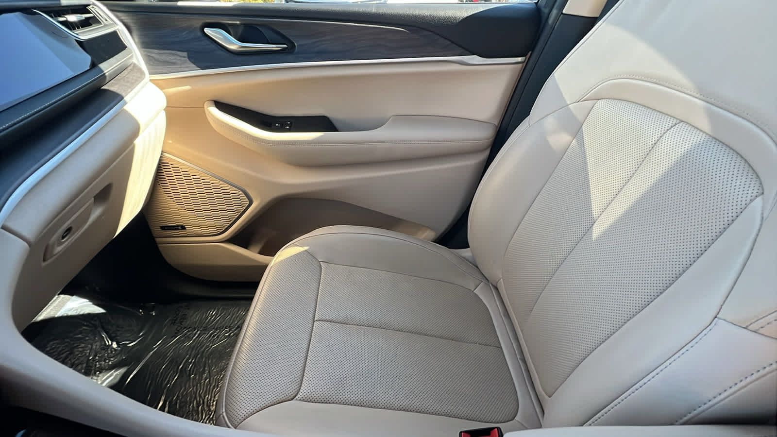 Thumbnail: 2022 Jeep Grand Cherokee - 12