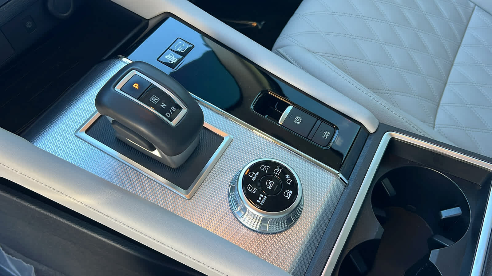 Thumbnail: 2023 Mitsubishi Outlander - 13