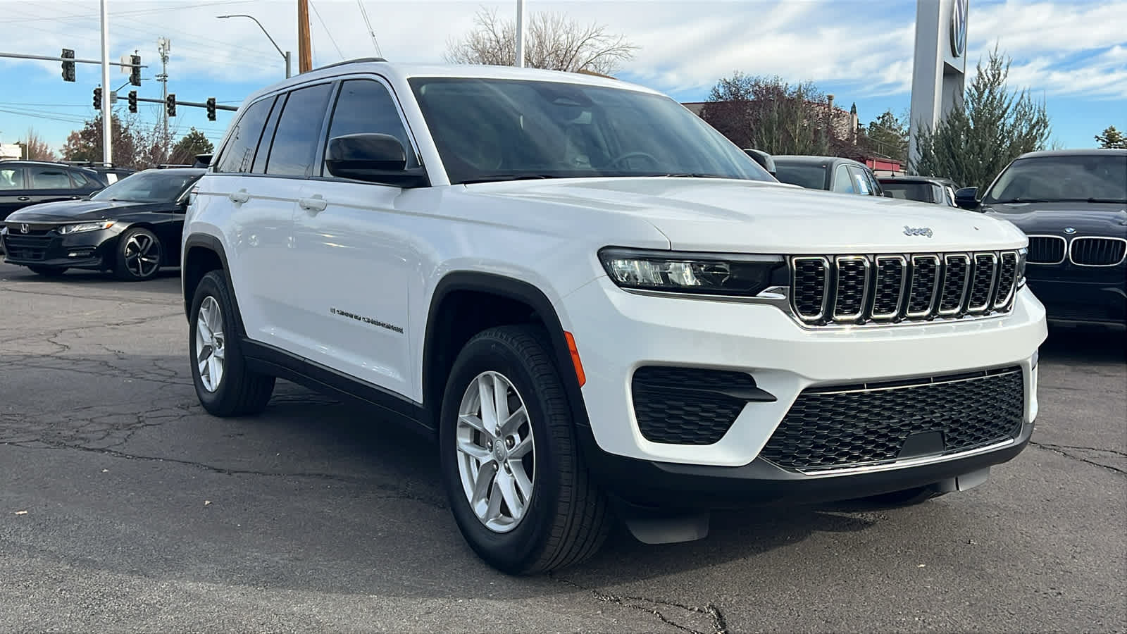 2023 Jeep Grand Cherokee Laredo photo 3