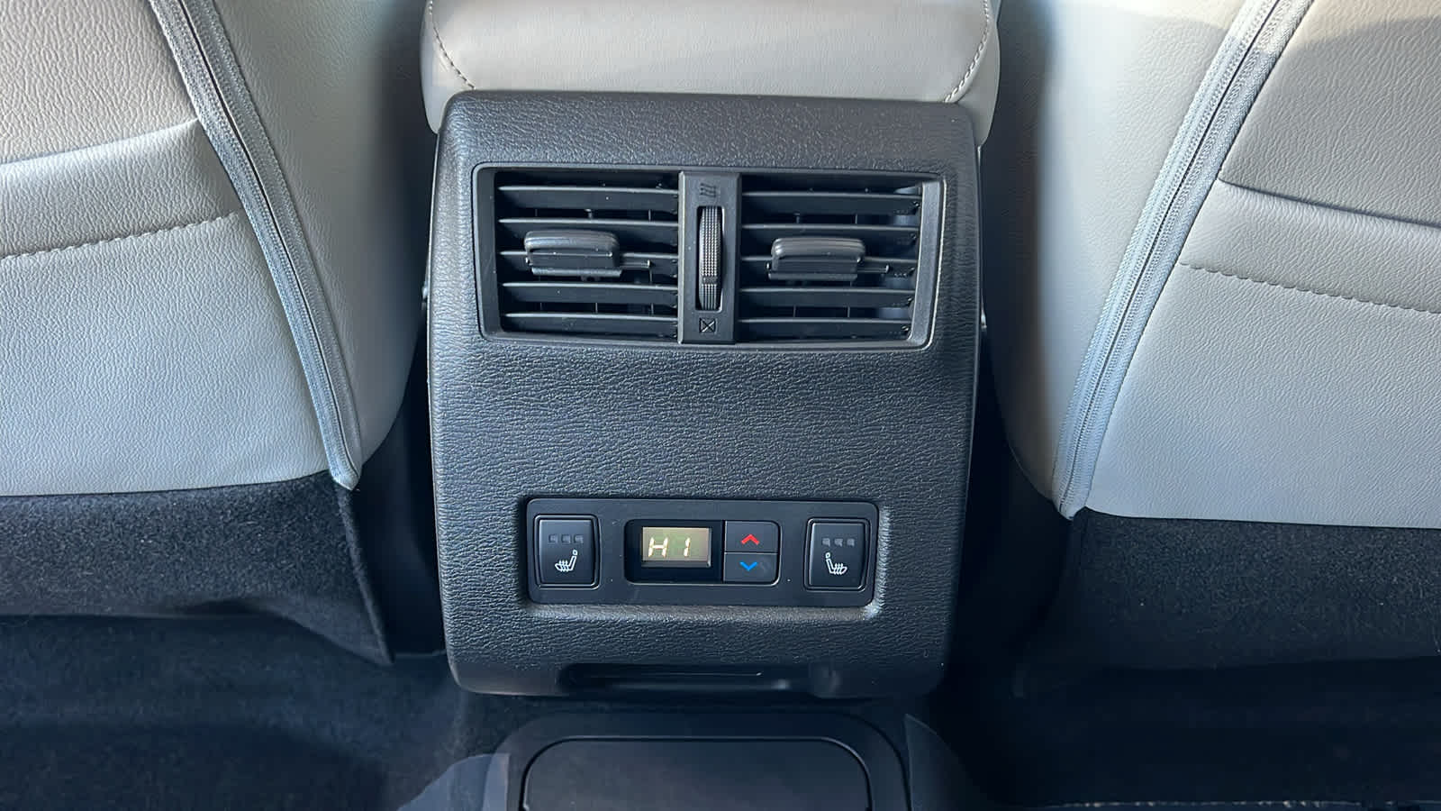 Thumbnail: 2023 Mitsubishi Outlander - 25