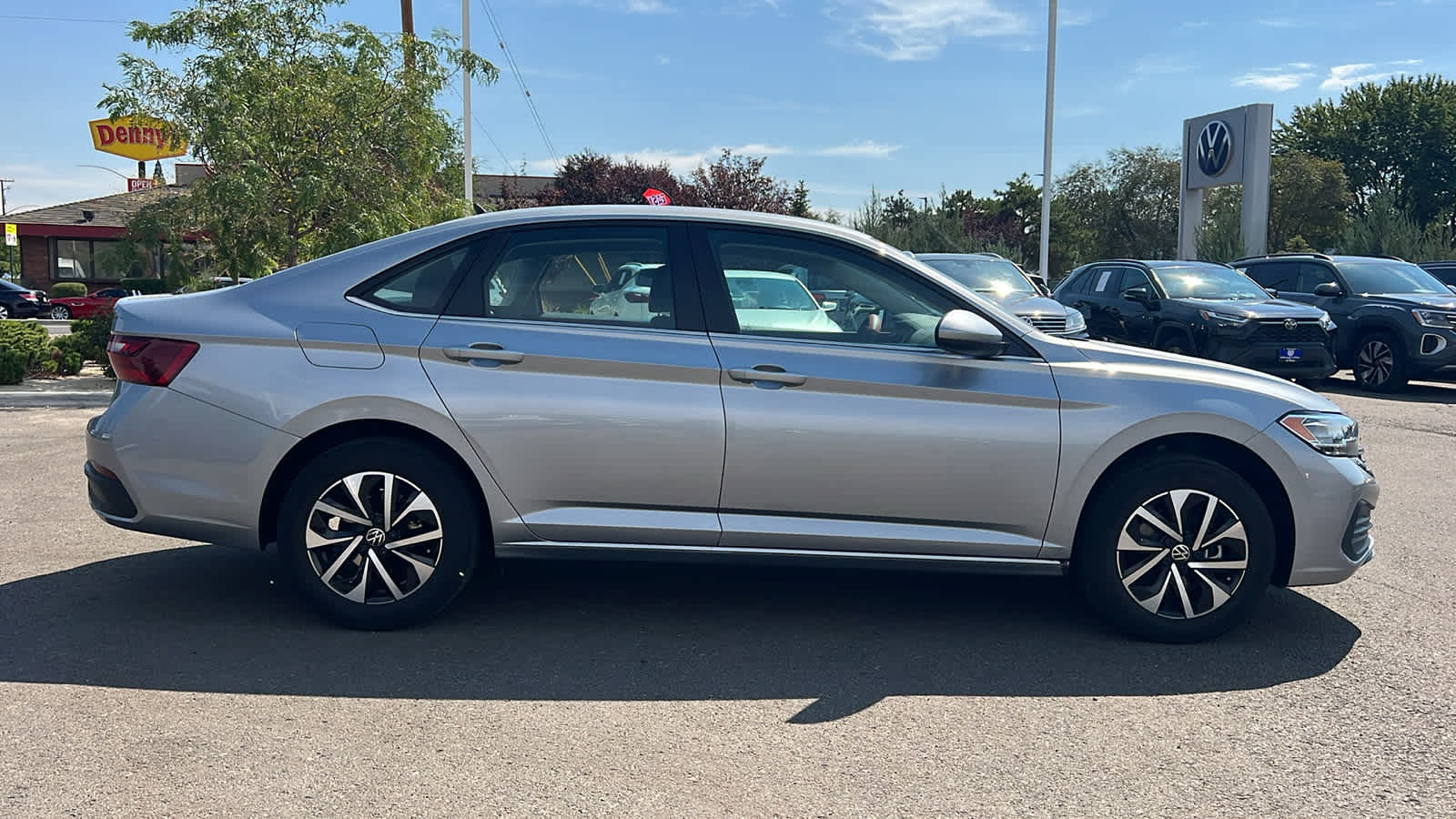 Thumbnail: 2022 Volkswagen Jetta - 4