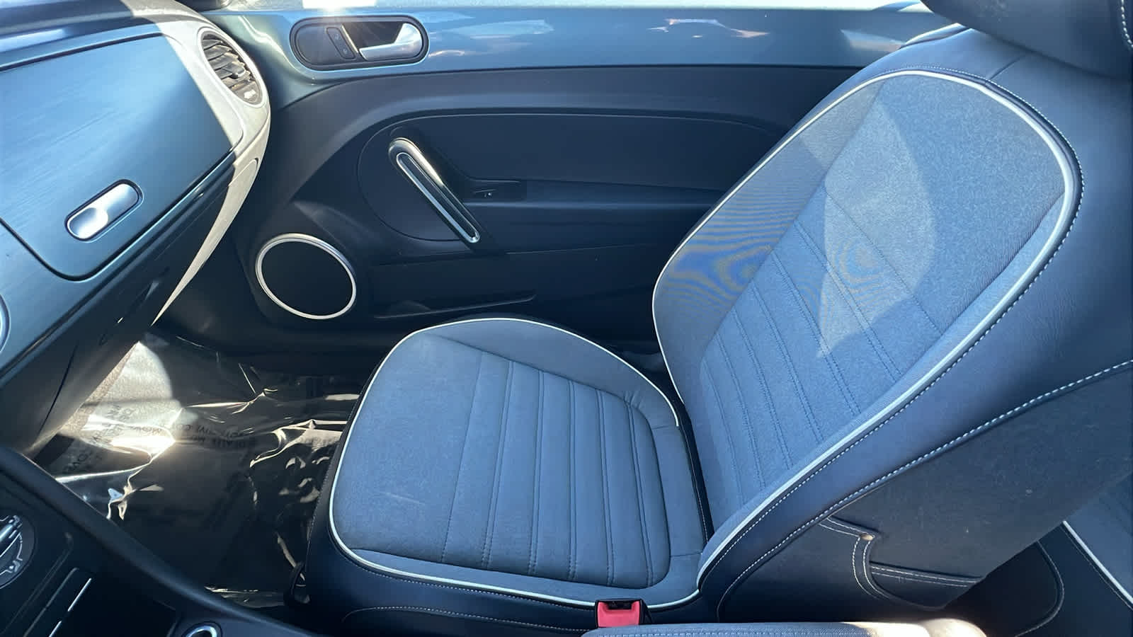 Thumbnail: 2016 Volkswagen Beetle - 12