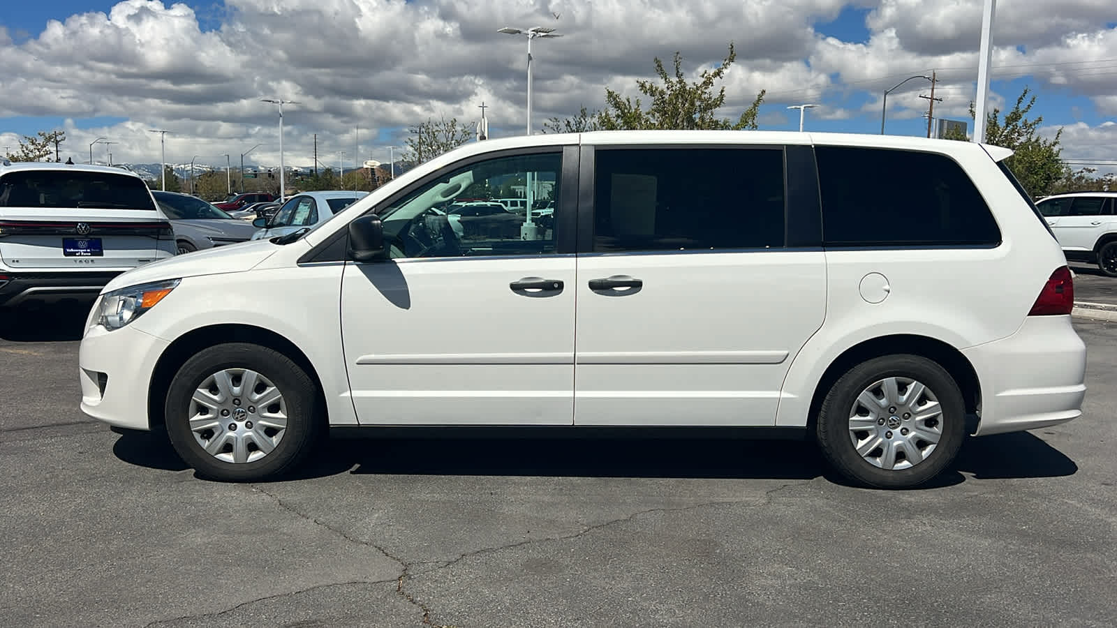 Thumbnail: 2011 Volkswagen Routan - 8