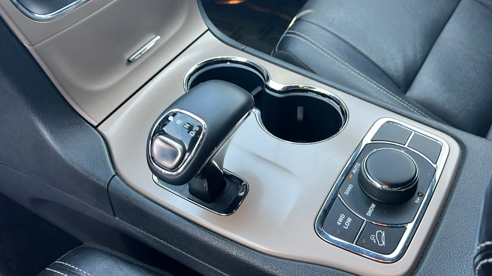 Thumbnail: 2015 Jeep Grand Cherokee - 13