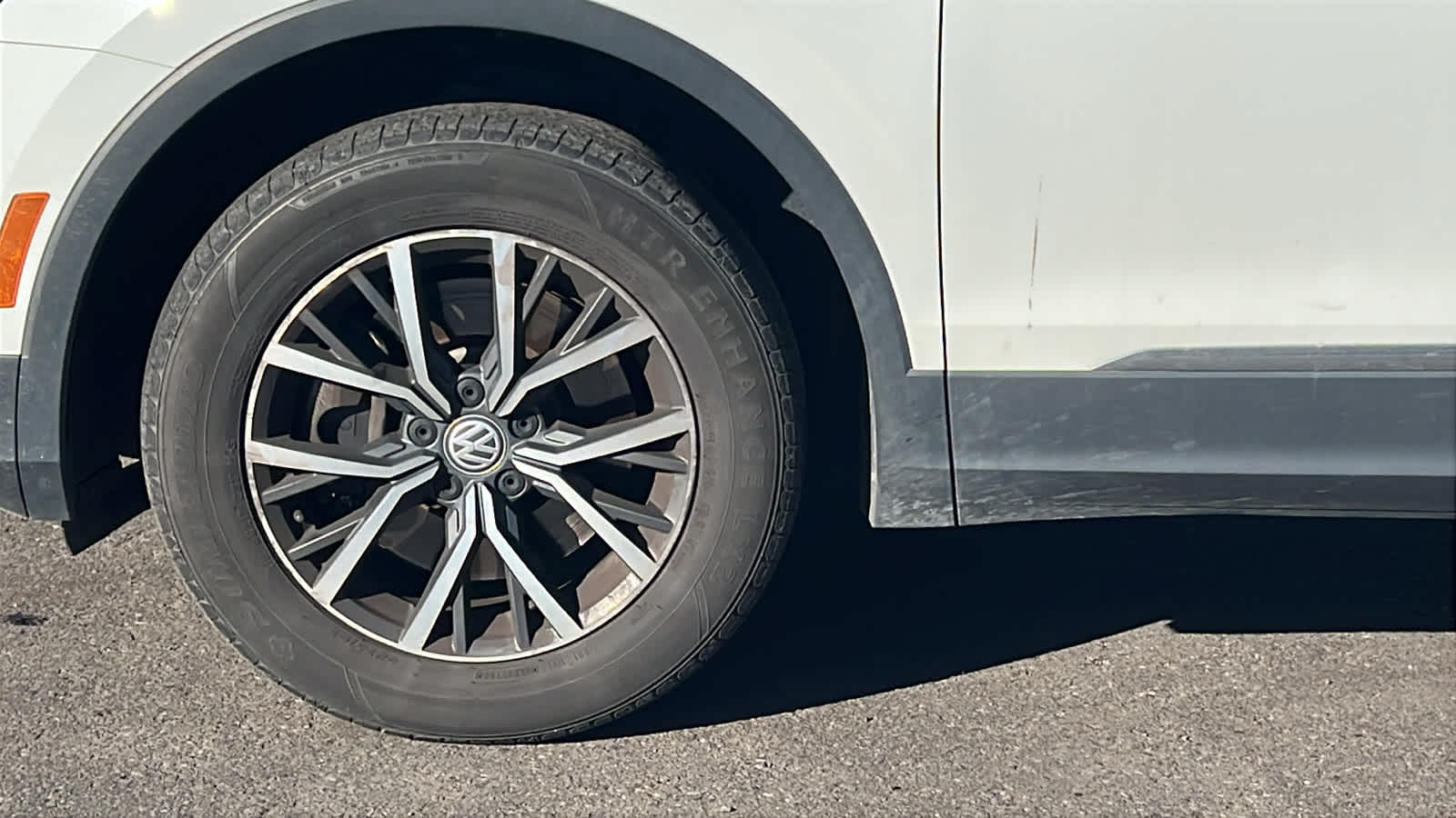 Thumbnail: 2020 Volkswagen Tiguan - 9