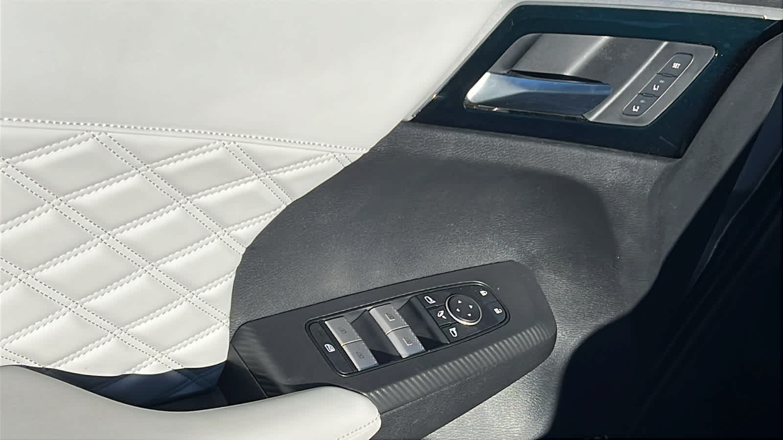 Thumbnail: 2023 Mitsubishi Outlander - 22