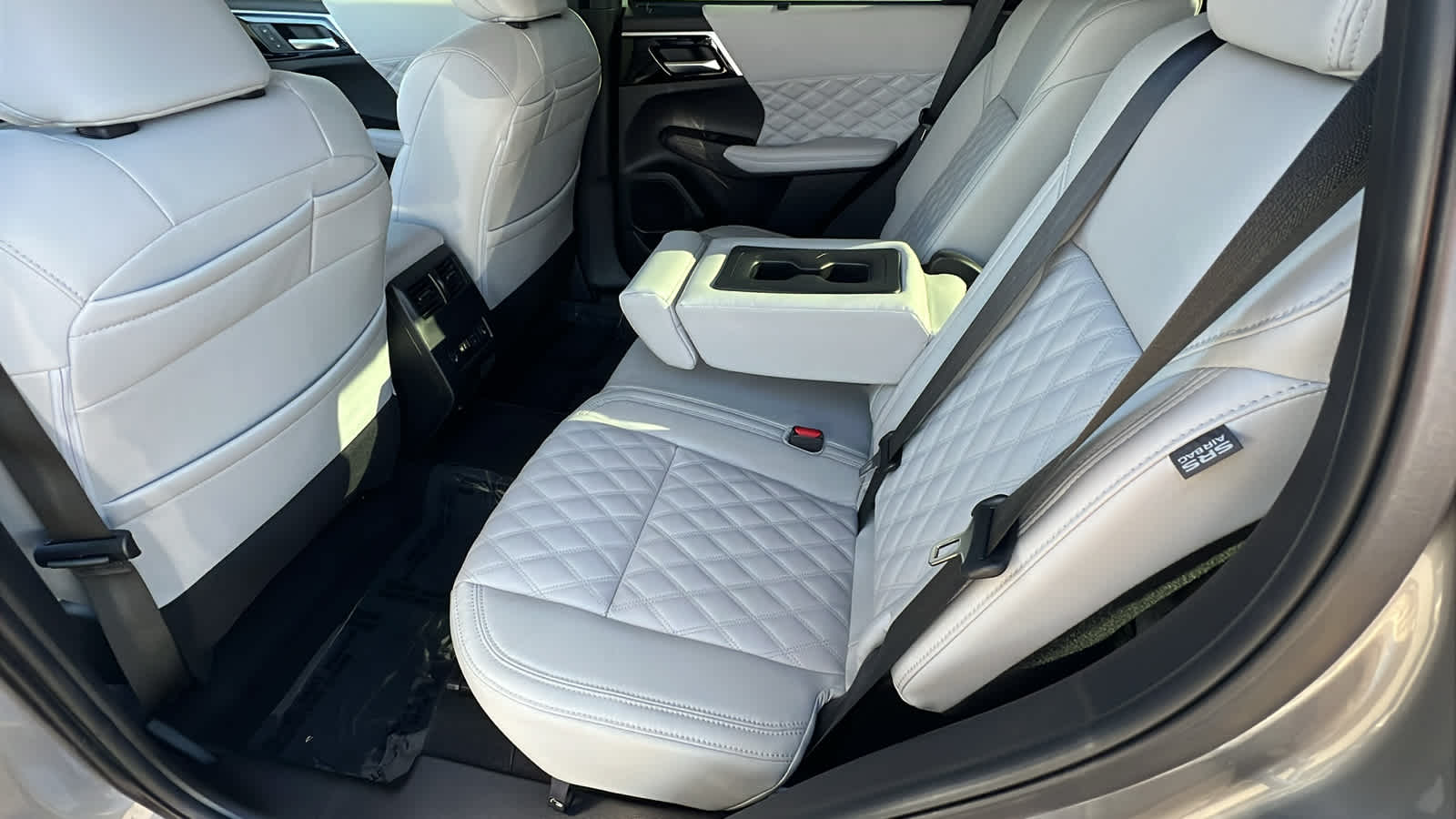 Thumbnail: 2023 Mitsubishi Outlander - 24