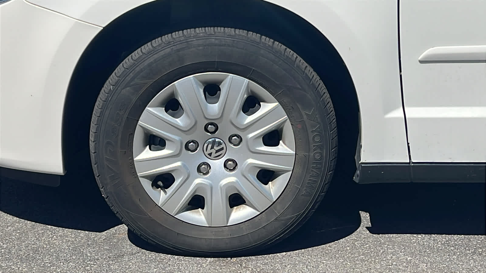 Thumbnail: 2011 Volkswagen Routan - 9