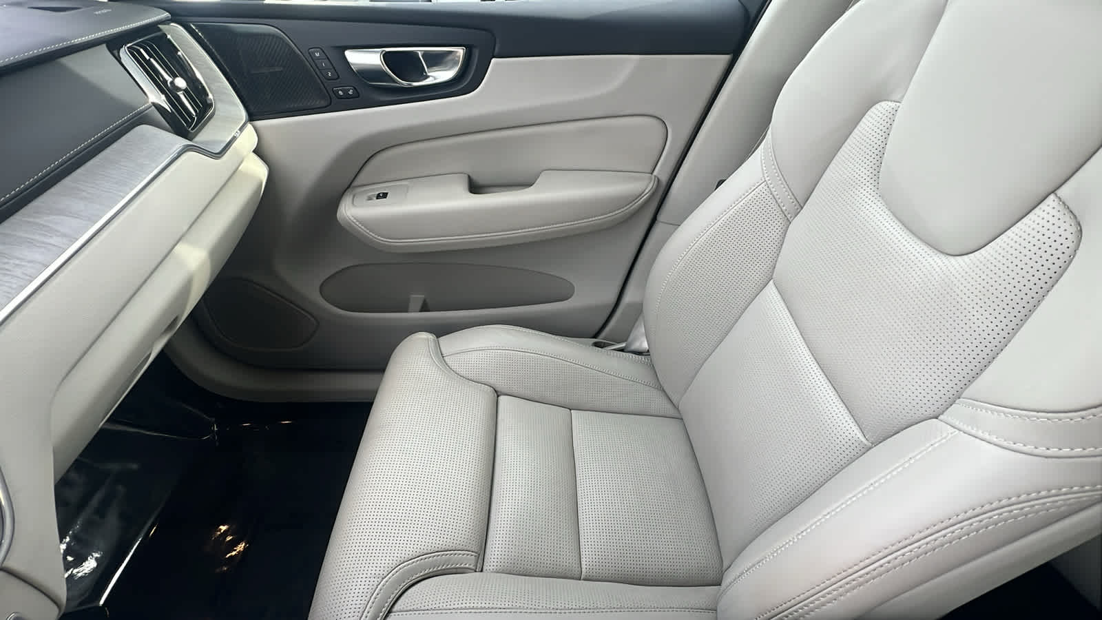 Thumbnail: 2023 Volvo XC60 - 12