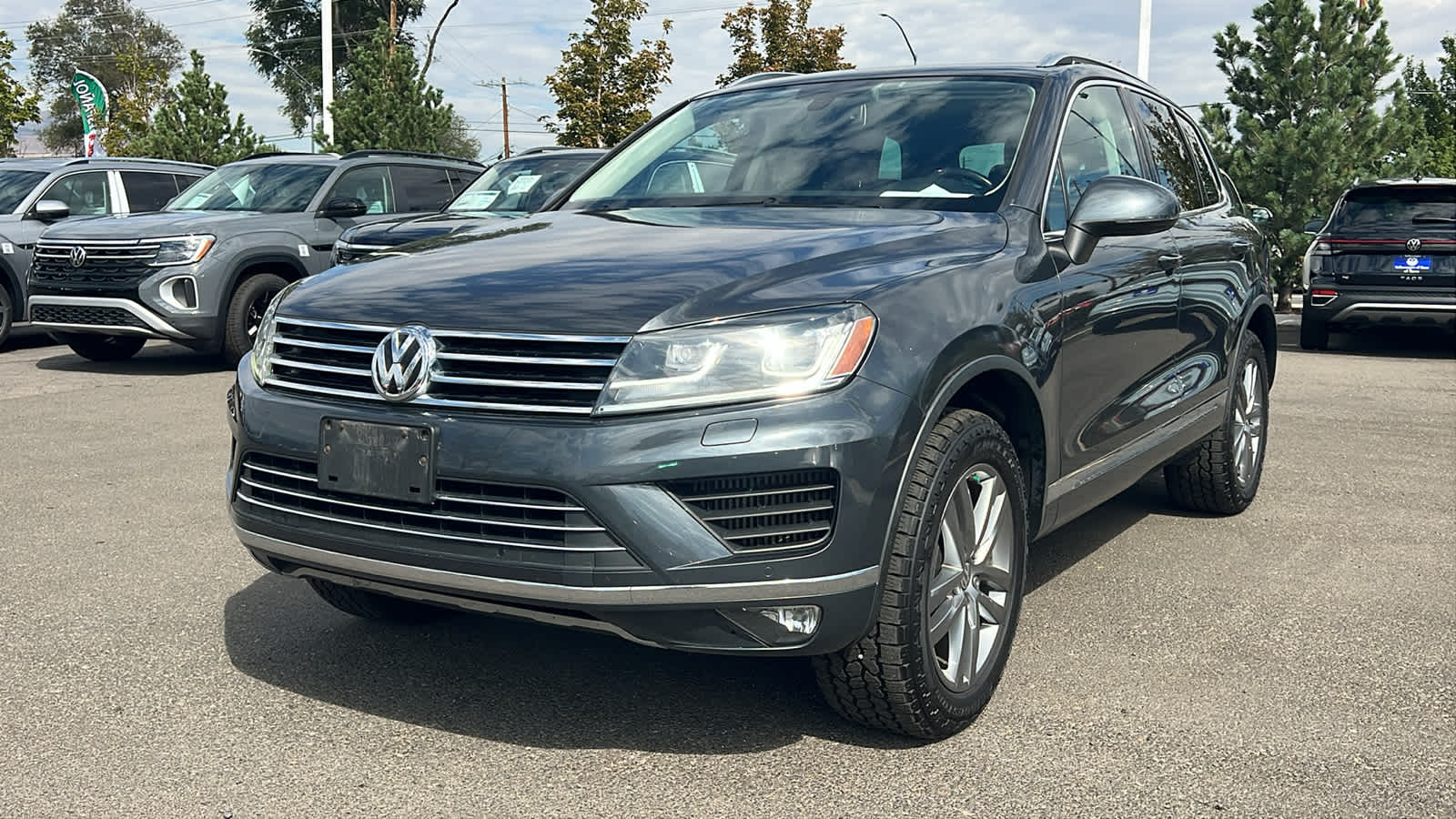 Thumbnail: 2016 Volkswagen Touareg - 1