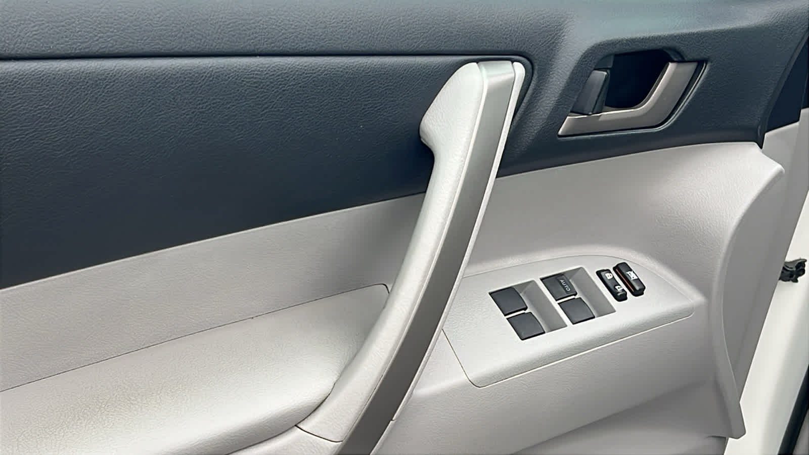 Thumbnail: 2010 Toyota Highlander - 22