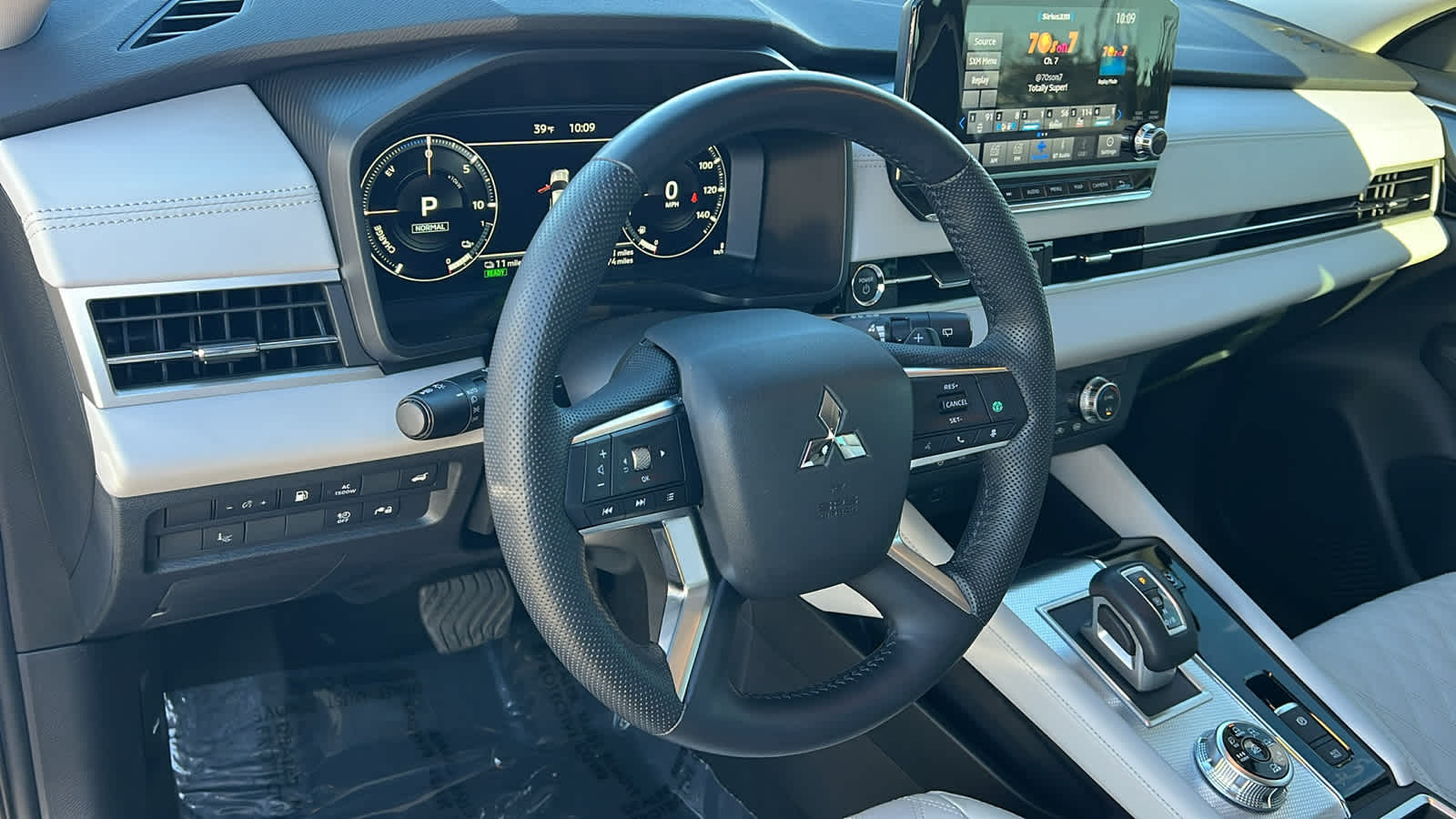 Thumbnail: 2023 Mitsubishi Outlander - 10