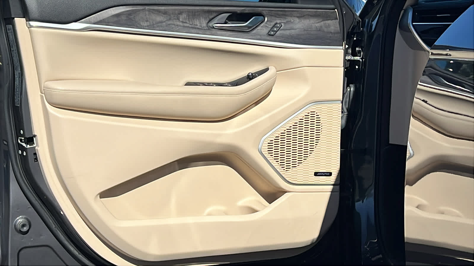 Thumbnail: 2022 Jeep Grand Cherokee - 23