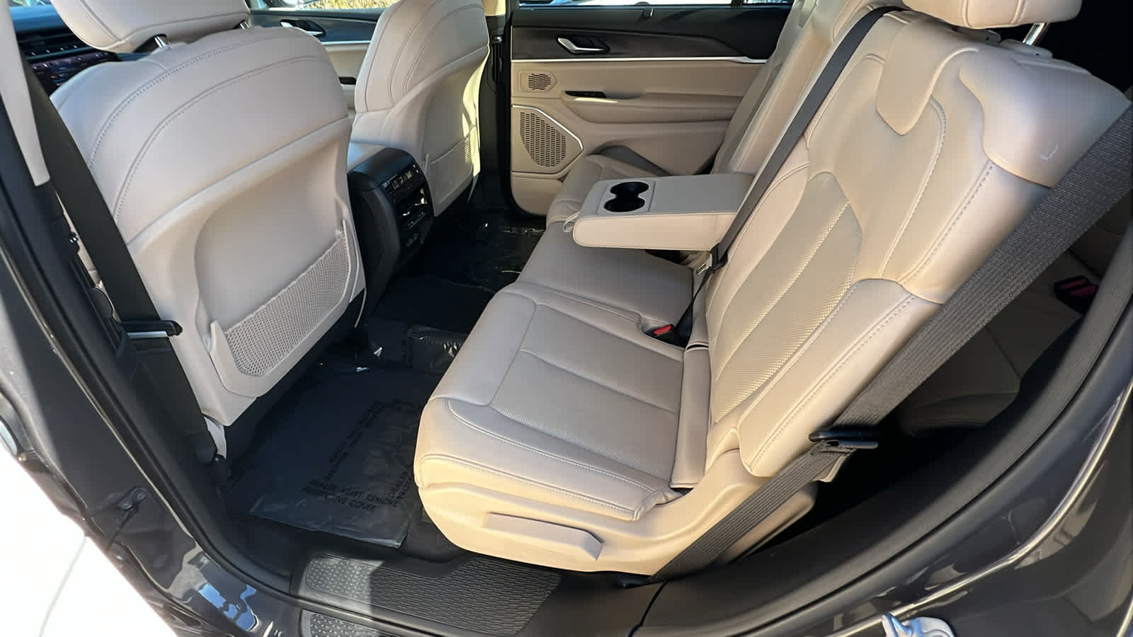 Thumbnail: 2022 Jeep Grand Cherokee - 24