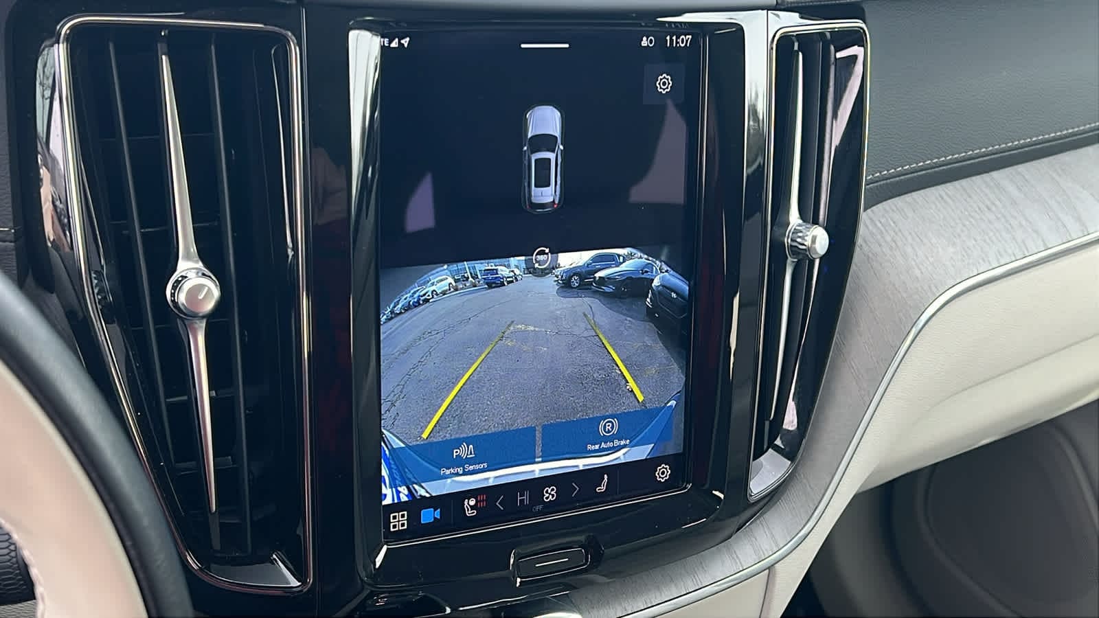 Thumbnail: 2023 Volvo XC60 - 16