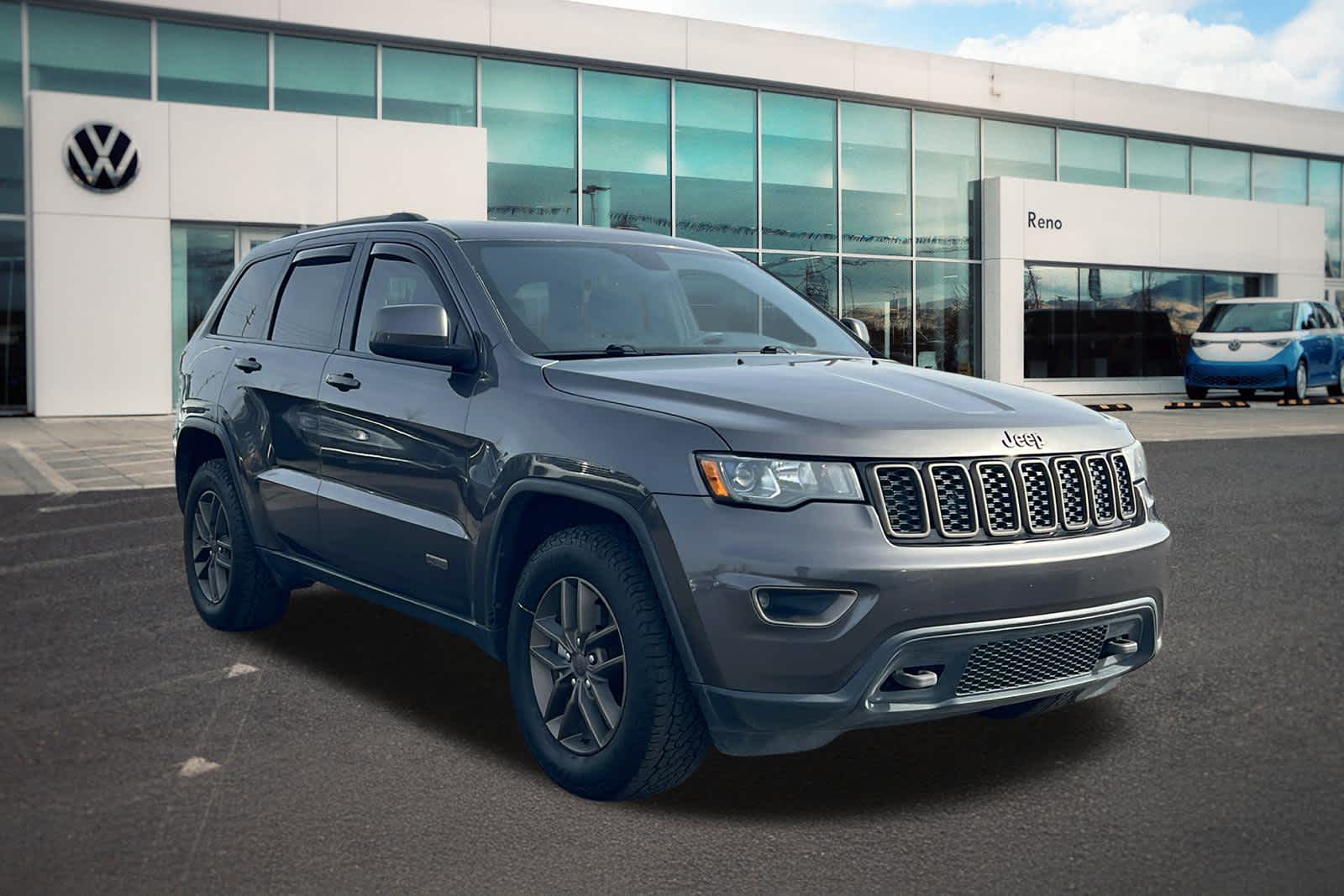 Thumbnail: 2017 Jeep Grand Cherokee - 3