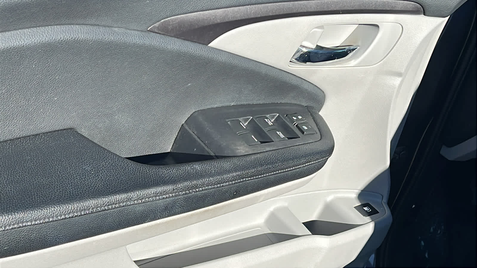 Thumbnail: 2017 Honda Pilot - 22